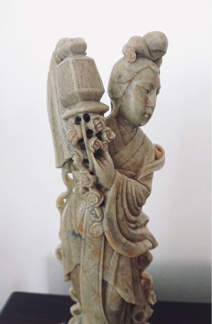 ★中国美術工芸品　花灯篭を持つ女性像　天然石手彫り彫刻　台座付き　置物