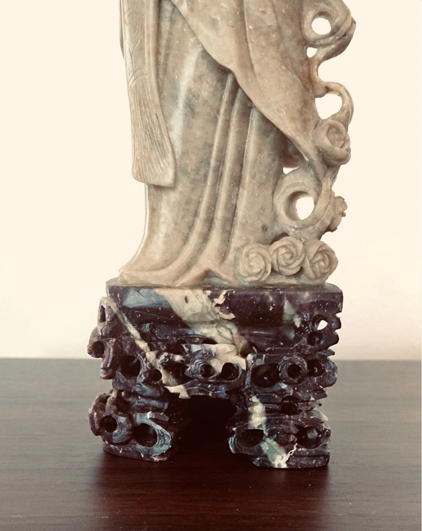 ★中国美術工芸品　花灯篭を持つ女性像　天然石手彫り彫刻　台座付き　置物