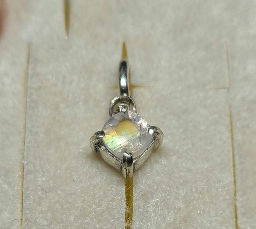 りり★レインボームーンストーン&トルマリン★チャーム