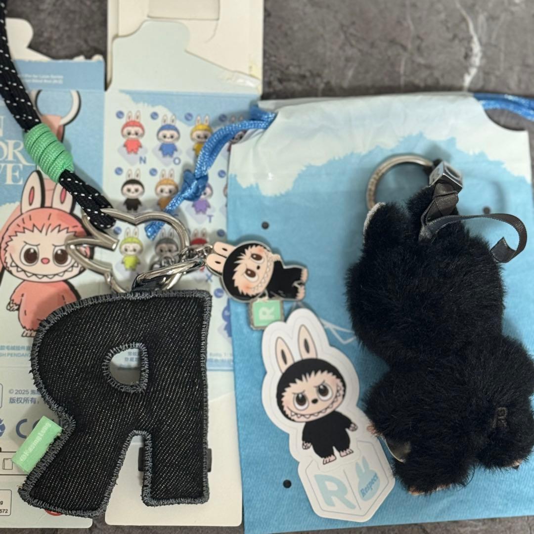 ラブブ　イニシャルラブブR イニシャルラブブチャームキーホルダー　セット