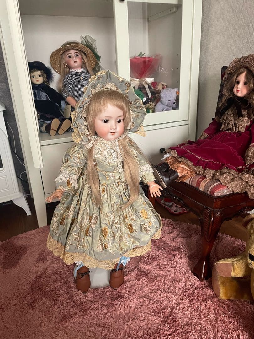 ビスクドール　シルクとアンティークレースの薄グリーン花柄ドレス&ボネset