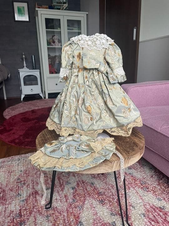 ビスクドール　シルクとアンティークレースの薄グリーン花柄ドレス&ボネset