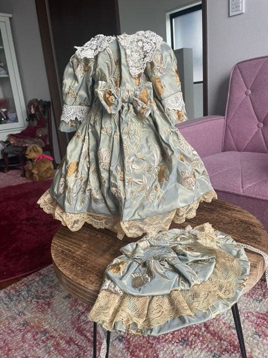 ビスクドール　シルクとアンティークレースの薄グリーン花柄ドレス&ボネset