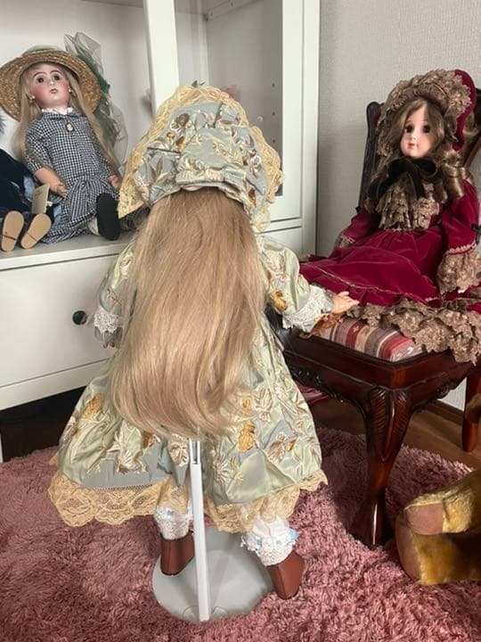 ビスクドール　シルクとアンティークレースの薄グリーン花柄ドレス&ボネset