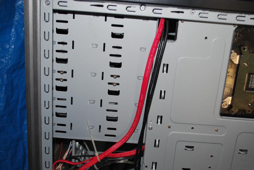 タワー型パソコンの抜け殻中古ジャンク品の出品です。