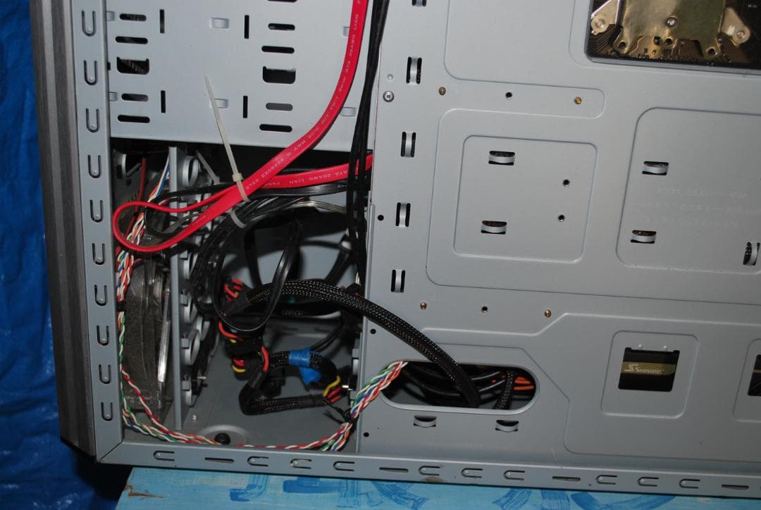 タワー型パソコンの抜け殻中古ジャンク品の出品です。