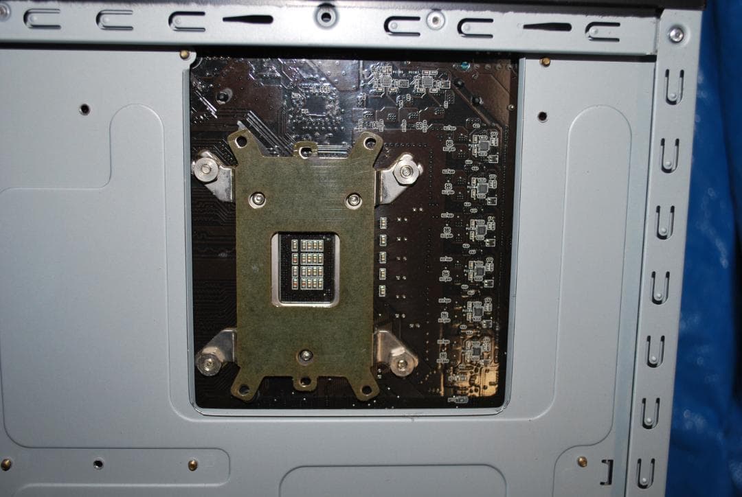 タワー型パソコンの抜け殻中古ジャンク品の出品です。