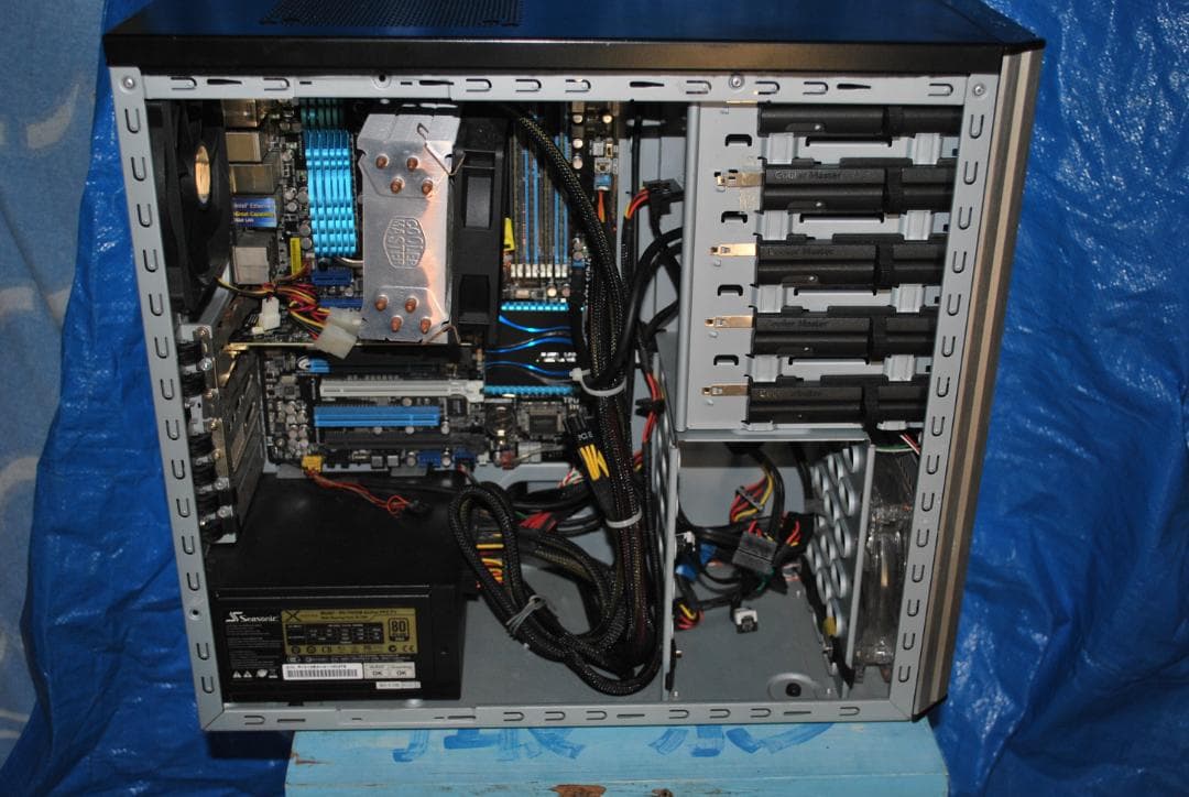 タワー型パソコンの抜け殻中古ジャンク品の出品です。