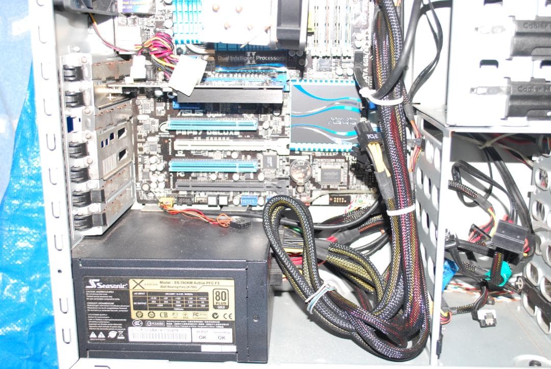 タワー型パソコンの抜け殻中古ジャンク品の出品です。