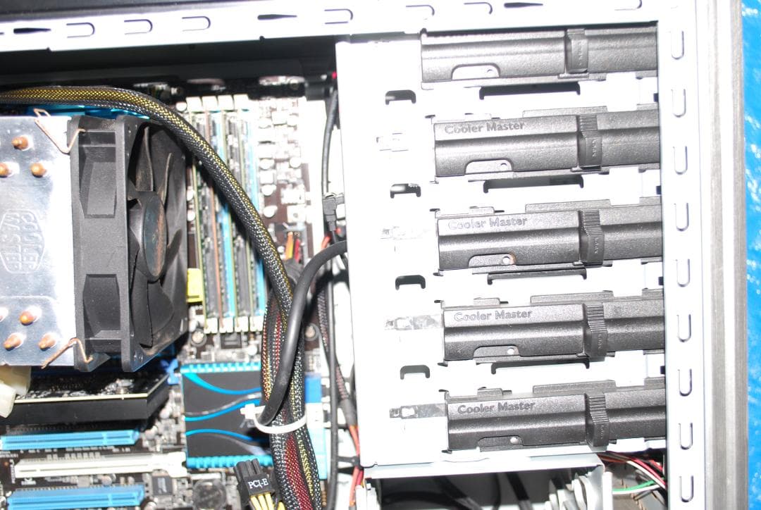 タワー型パソコンの抜け殻中古ジャンク品の出品です。