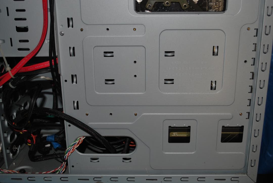 タワー型パソコンの抜け殻中古ジャンク品の出品です。