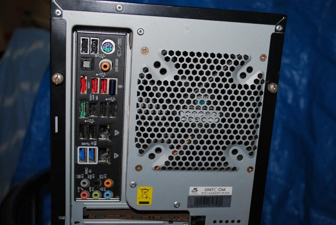 タワー型パソコンの抜け殻中古ジャンク品の出品です。