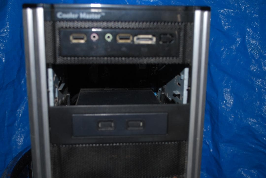 タワー型パソコンの抜け殻中古ジャンク品の出品です。