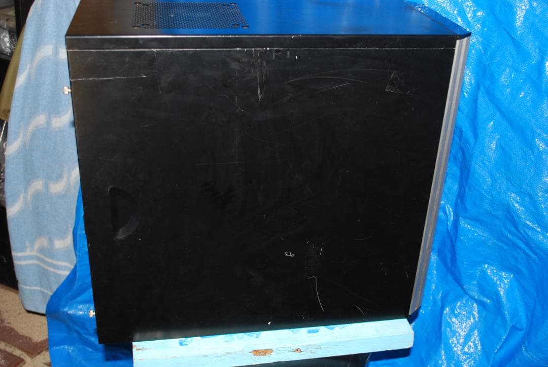 タワー型パソコンの抜け殻中古ジャンク品の出品です。