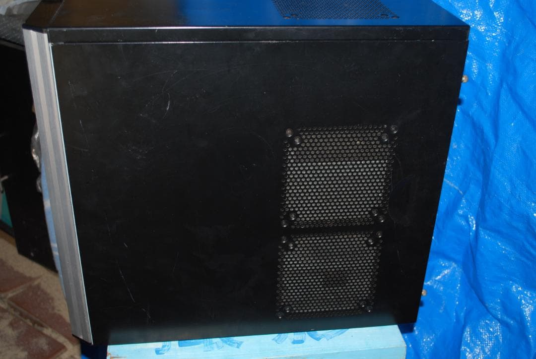 タワー型パソコンの抜け殻中古ジャンク品の出品です。