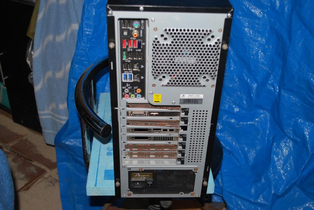 タワー型パソコンの抜け殻中古ジャンク品の出品です。