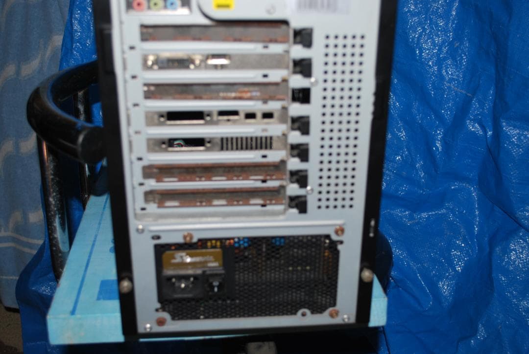 タワー型パソコンの抜け殻中古ジャンク品の出品です。