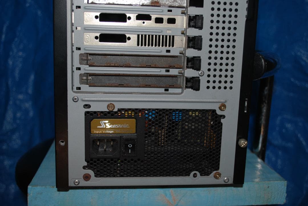 タワー型パソコンの抜け殻中古ジャンク品の出品です。