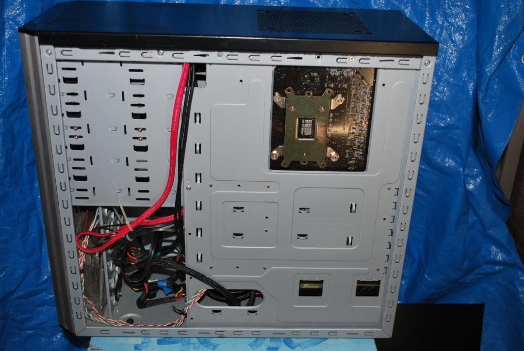 タワー型パソコンの抜け殻中古ジャンク品の出品です。