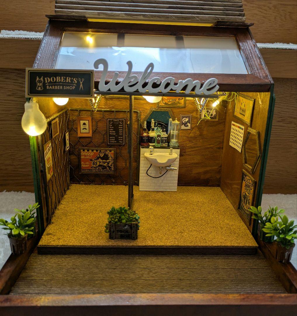 ミニチュアハウス　ハンドメイド床屋さん　ドールハウスコンコンブル