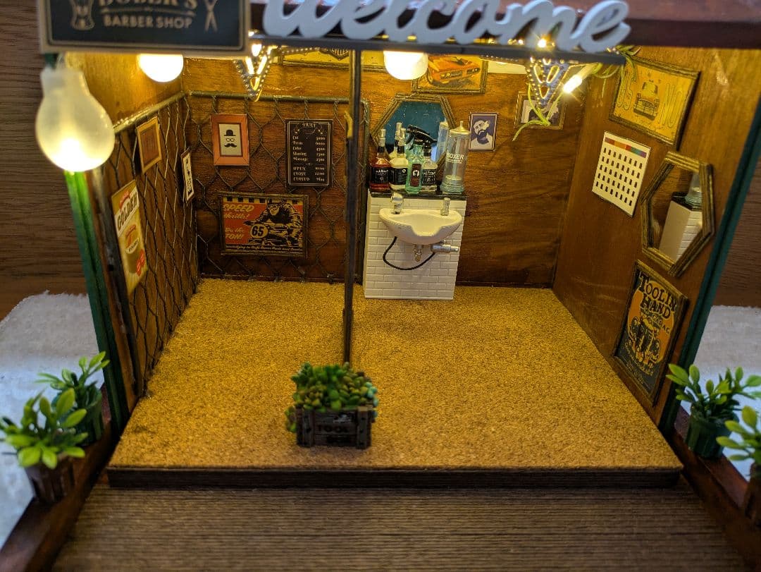 ミニチュアハウス　ハンドメイド床屋さん　ドールハウスコンコンブル
