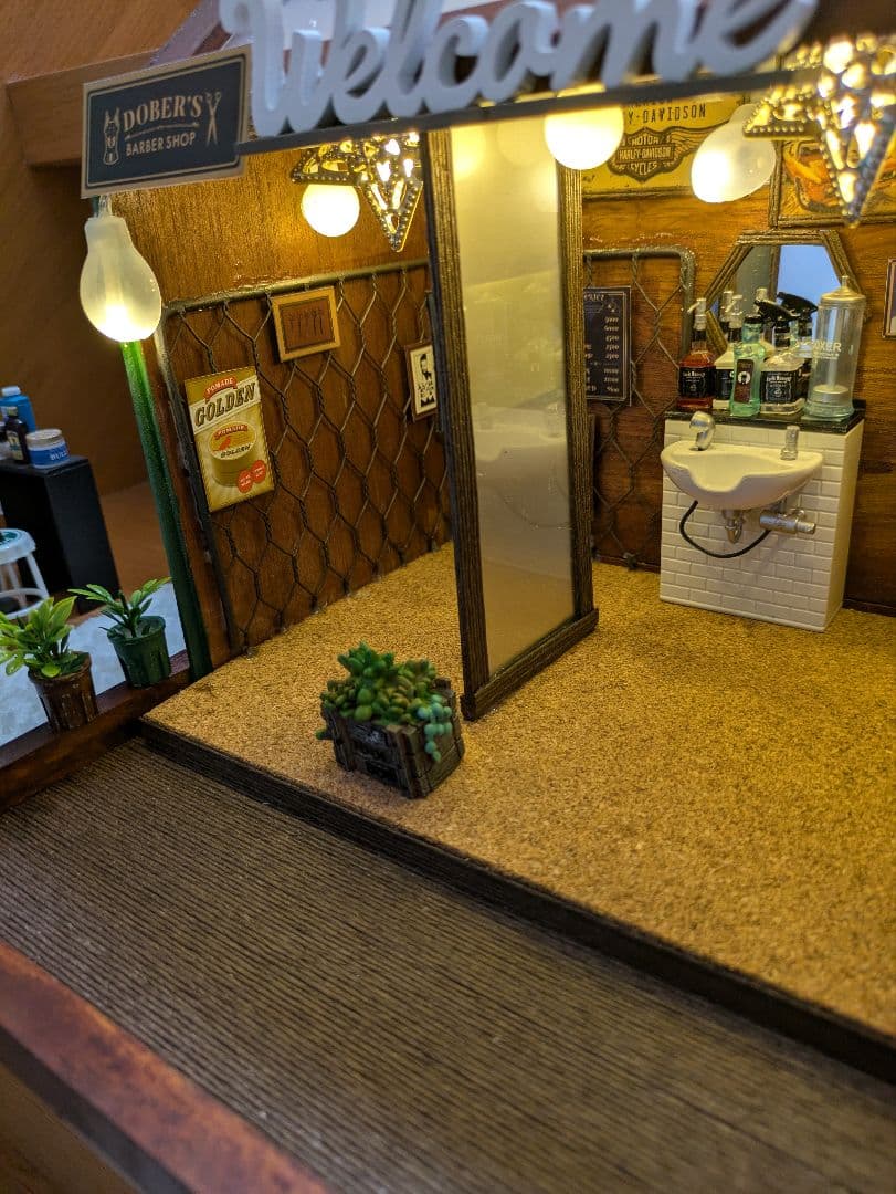 ミニチュアハウス　ハンドメイド床屋さん　ドールハウスコンコンブル