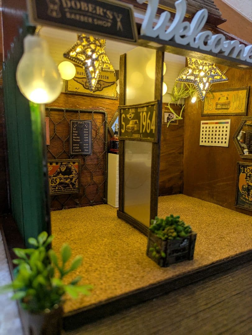 ミニチュアハウス　ハンドメイド床屋さん　ドールハウスコンコンブル