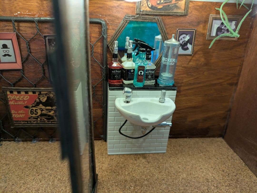 ミニチュアハウス　ハンドメイド床屋さん　ドールハウスコンコンブル