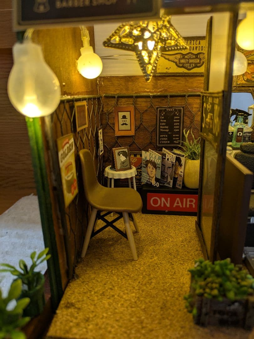 ミニチュアハウス　ハンドメイド床屋さん　ドールハウスコンコンブル