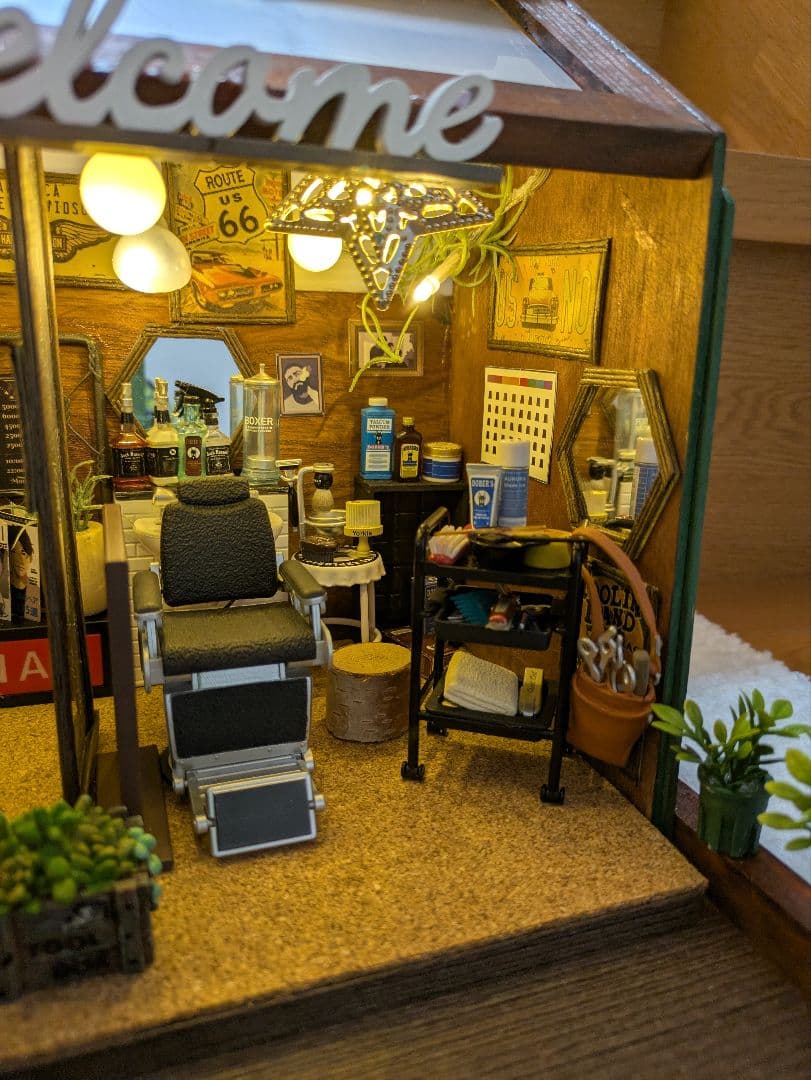 ミニチュアハウス　ハンドメイド床屋さん　ドールハウスコンコンブル