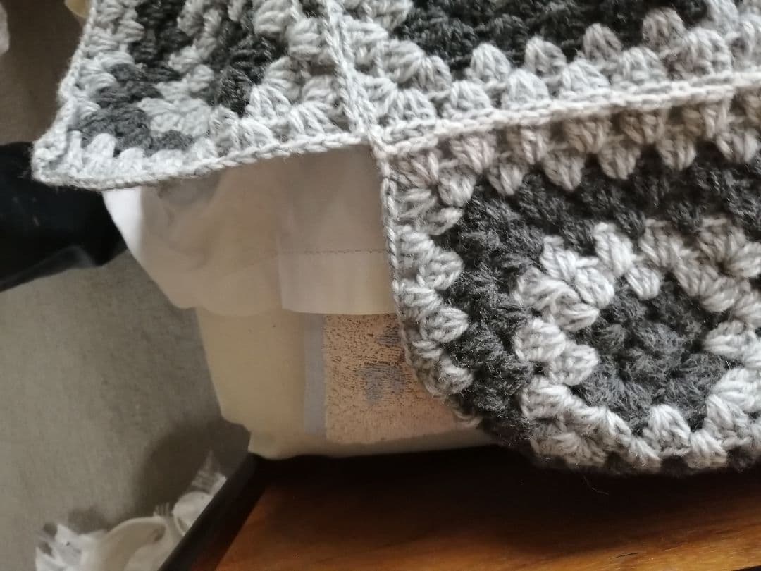 ハンドメイド グレーと黒のラグ　ストール