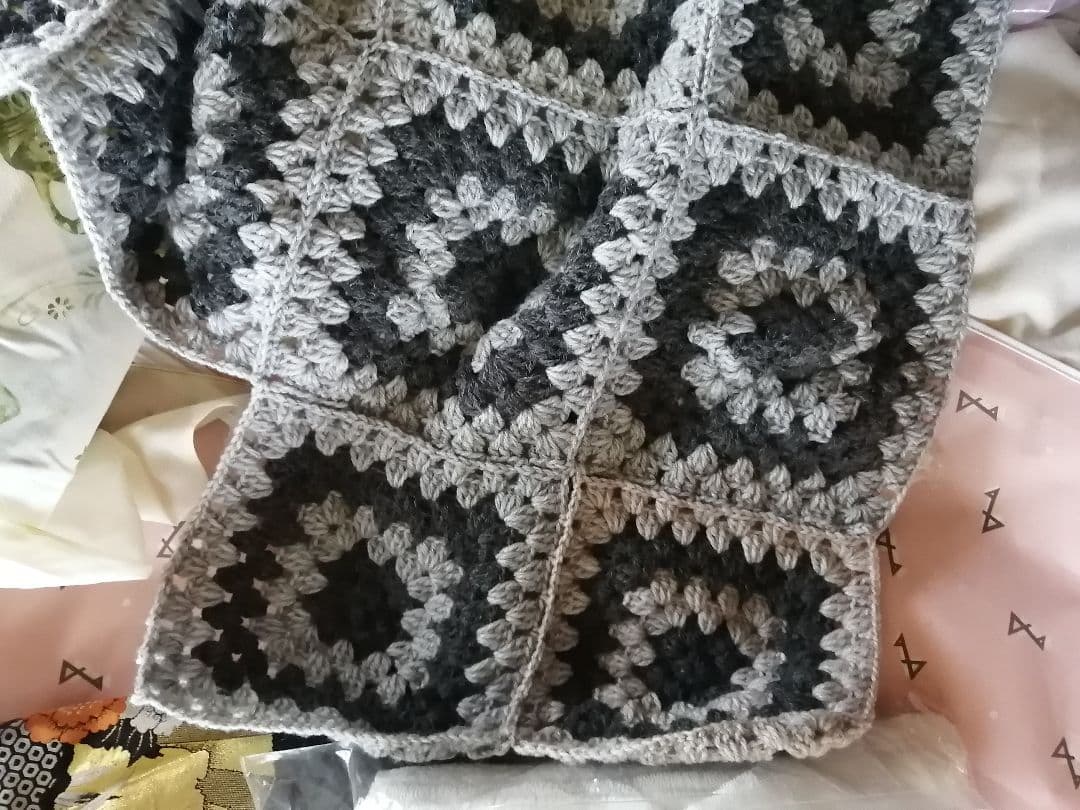 ハンドメイド グレーと黒のラグ　ストール