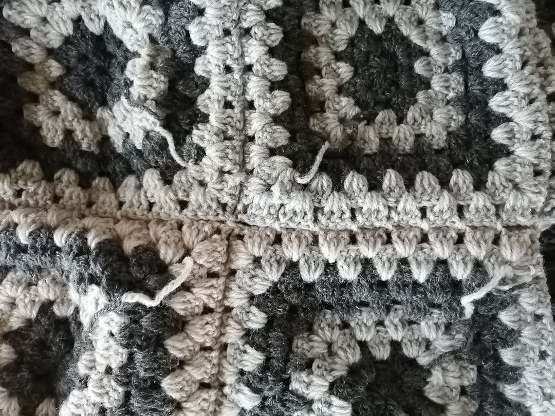 ハンドメイド グレーと黒のラグ　ストール