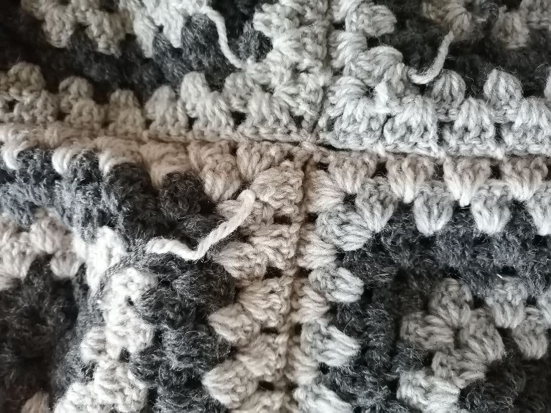 ハンドメイド グレーと黒のラグ　ストール