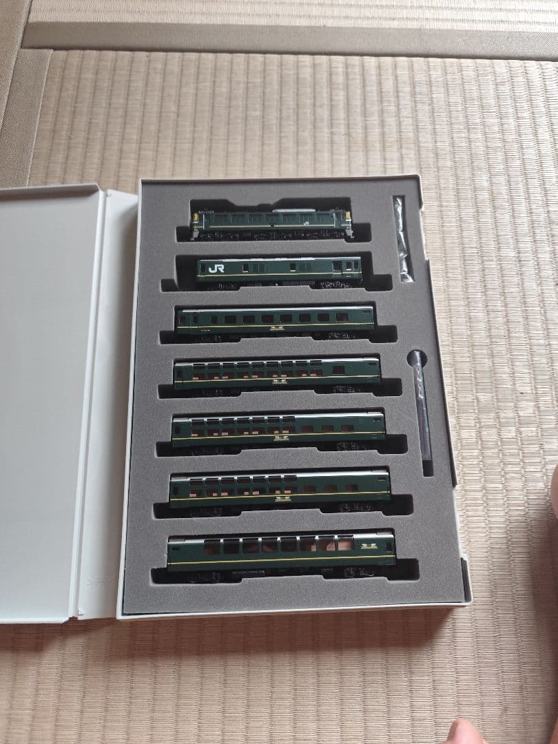 JR 24系・25系 寝台客車 　動力車（EF81トワイライト色）付き