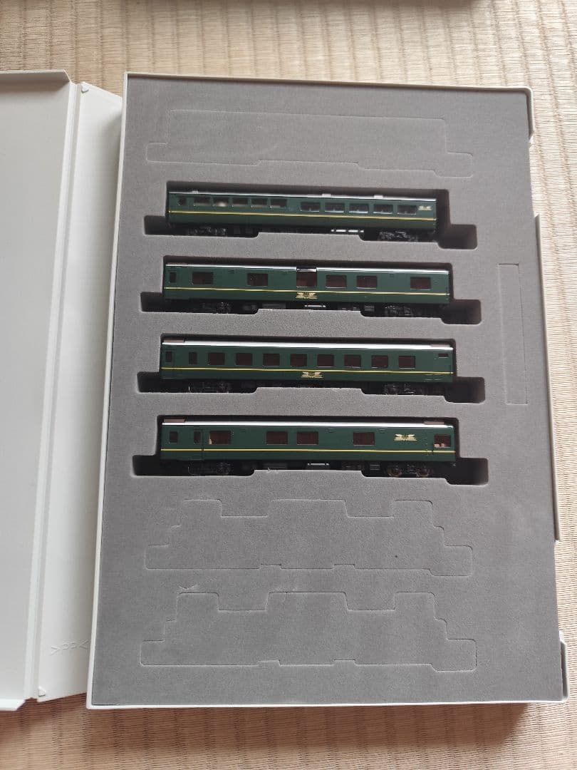 JR 24系・25系 寝台客車 　動力車（EF81トワイライト色）付き