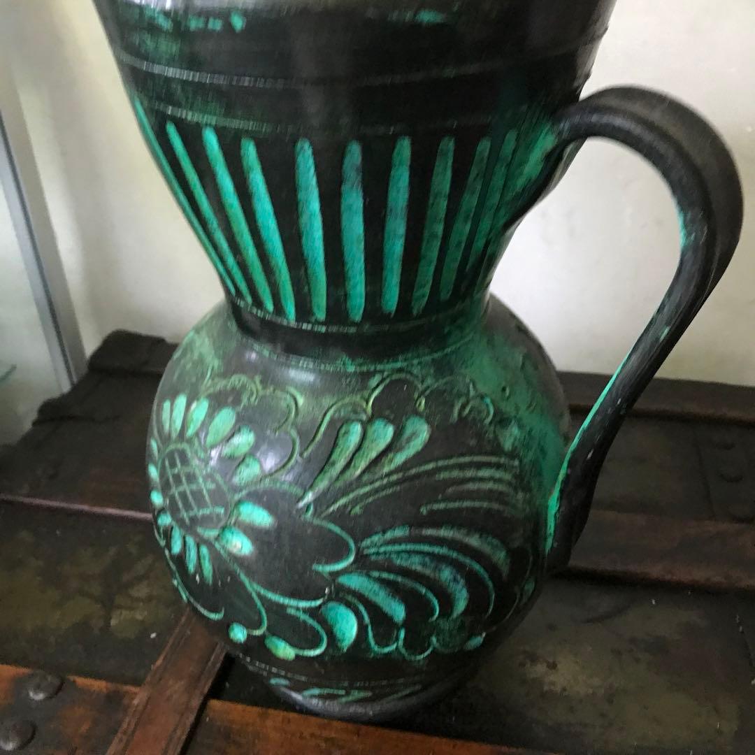 美品　陶器　花瓶　ヴィンテージ　鮮やかなグリーンと花の彫りがインパクトある