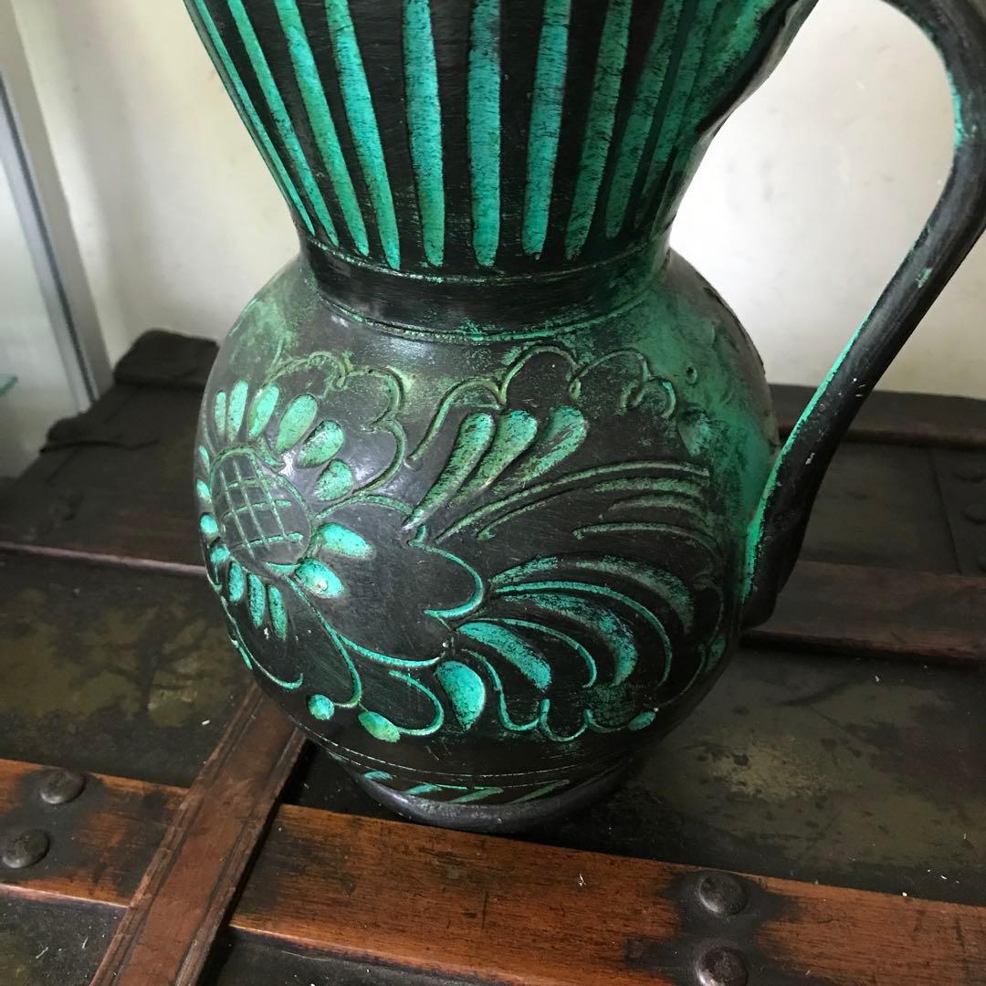 美品　陶器　花瓶　ヴィンテージ　鮮やかなグリーンと花の彫りがインパクトある