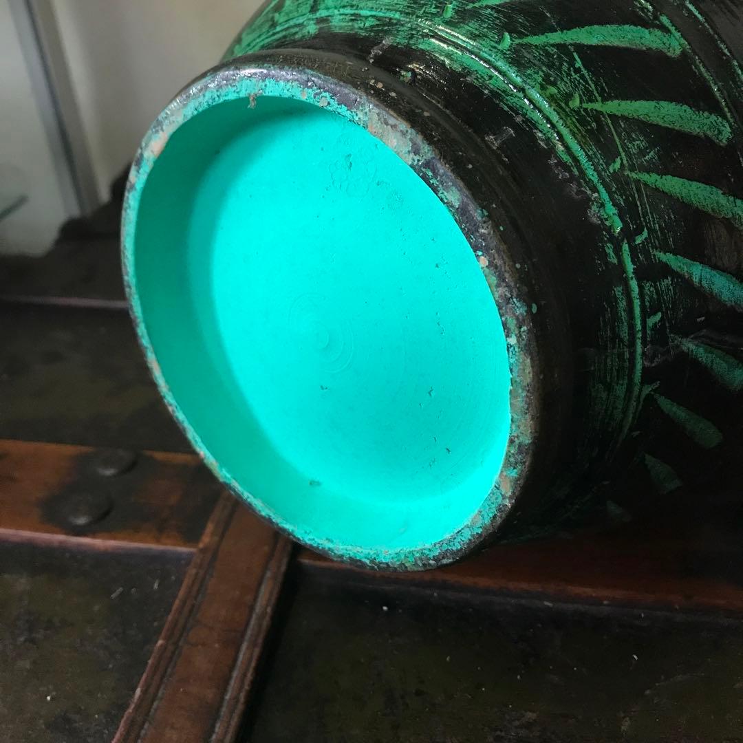 美品　陶器　花瓶　ヴィンテージ　鮮やかなグリーンと花の彫りがインパクトある