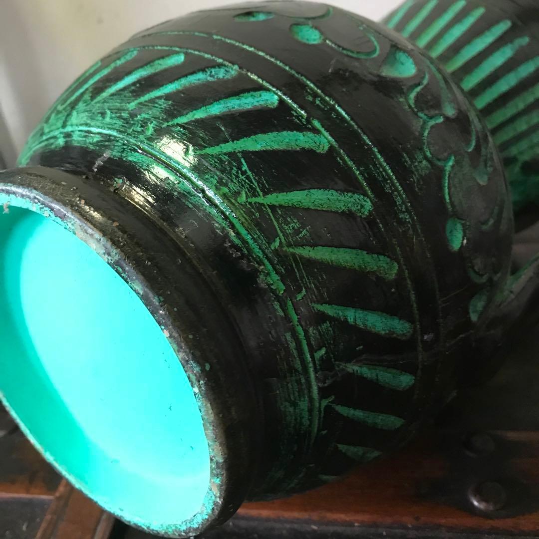 美品　陶器　花瓶　ヴィンテージ　鮮やかなグリーンと花の彫りがインパクトある