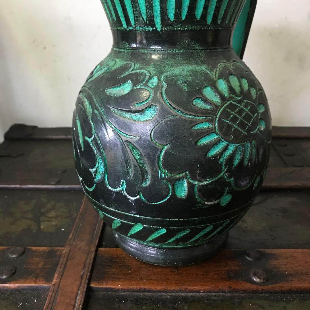 美品　陶器　花瓶　ヴィンテージ　鮮やかなグリーンと花の彫りがインパクトある