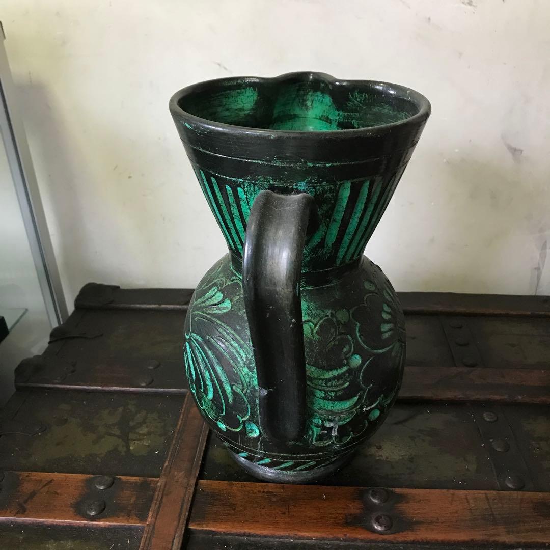 美品　陶器　花瓶　ヴィンテージ　鮮やかなグリーンと花の彫りがインパクトある