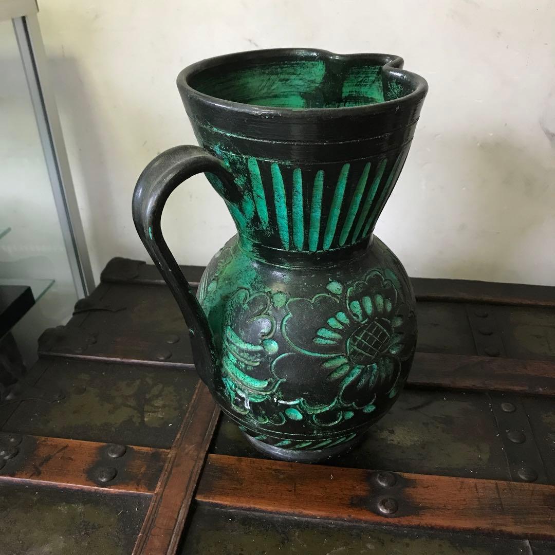 美品　陶器　花瓶　ヴィンテージ　鮮やかなグリーンと花の彫りがインパクトある