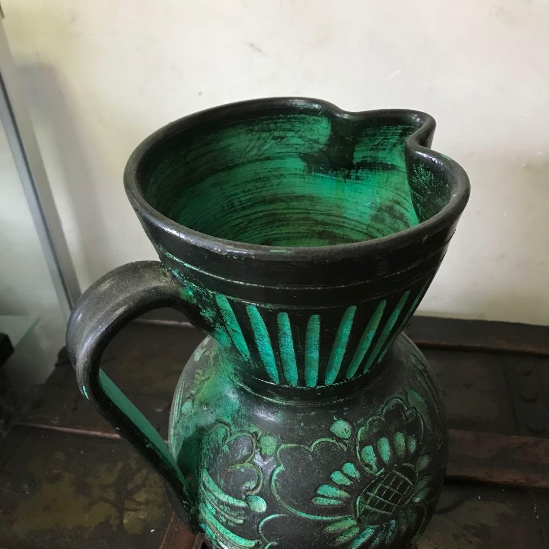 美品　陶器　花瓶　ヴィンテージ　鮮やかなグリーンと花の彫りがインパクトある