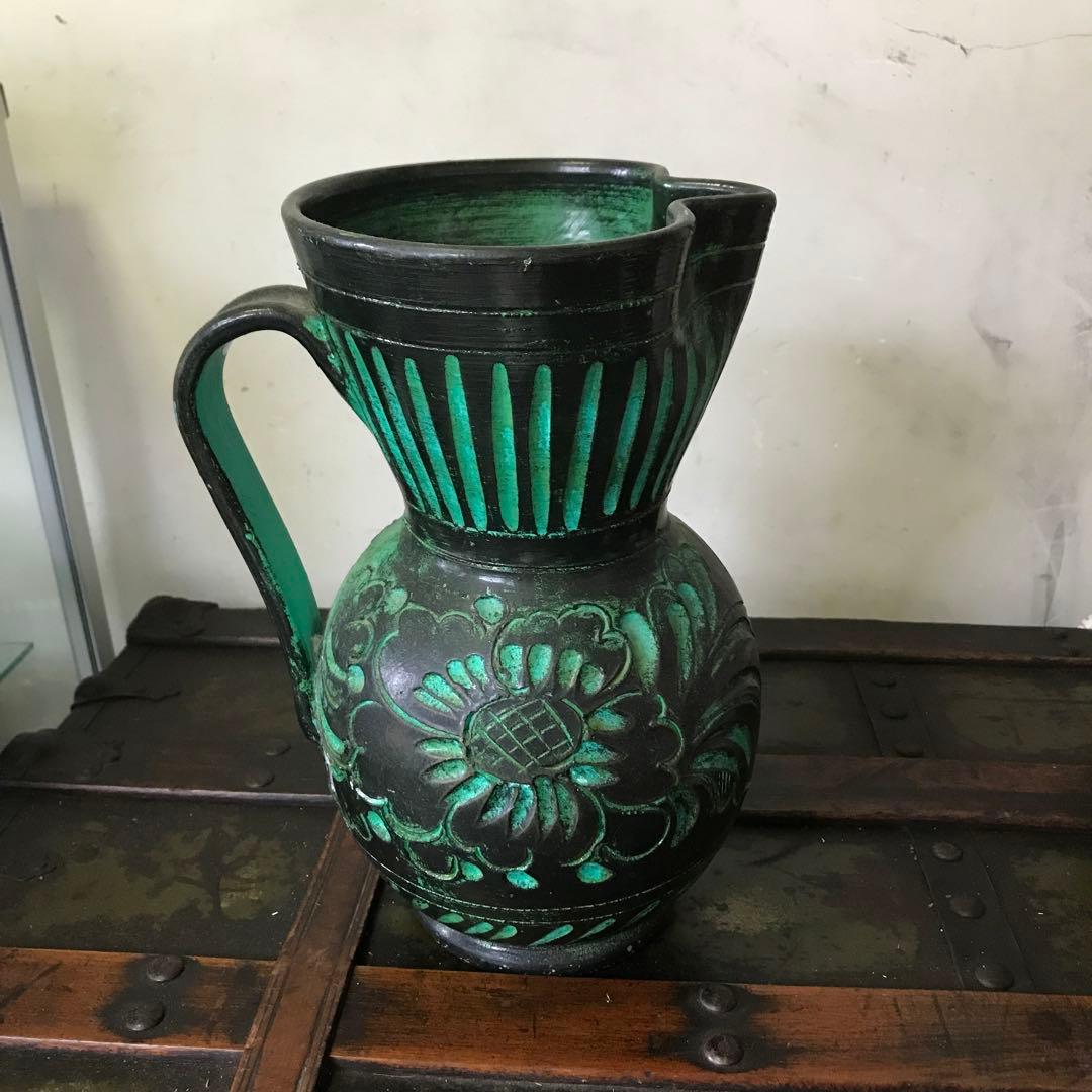 美品　陶器　花瓶　ヴィンテージ　鮮やかなグリーンと花の彫りがインパクトある