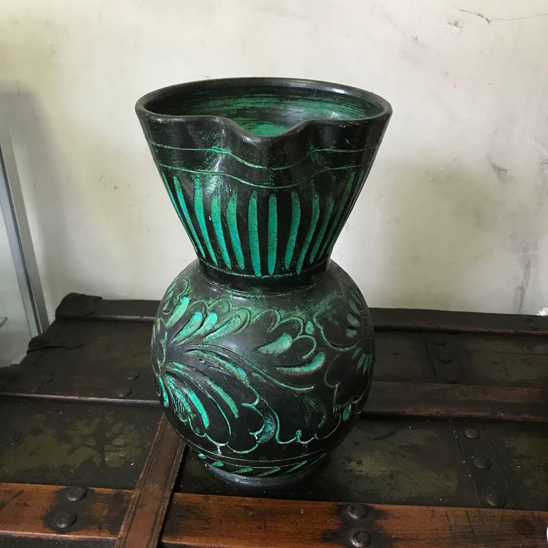美品　陶器　花瓶　ヴィンテージ　鮮やかなグリーンと花の彫りがインパクトある