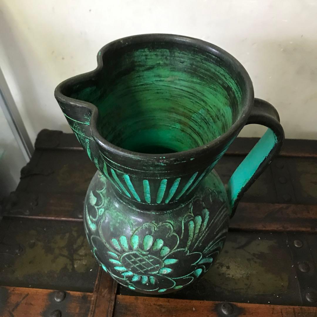 美品　陶器　花瓶　ヴィンテージ　鮮やかなグリーンと花の彫りがインパクトある