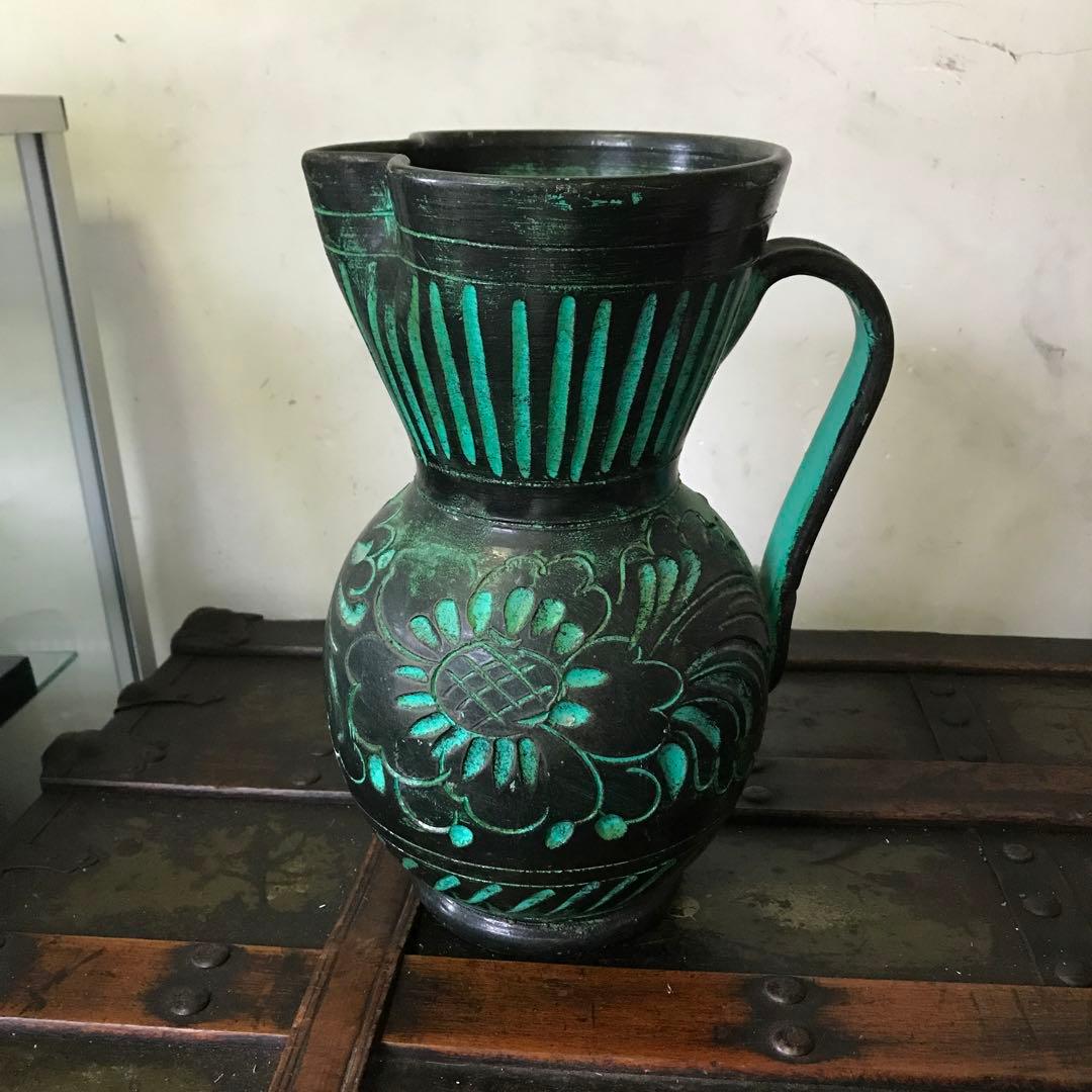 美品　陶器　花瓶　ヴィンテージ　鮮やかなグリーンと花の彫りがインパクトある