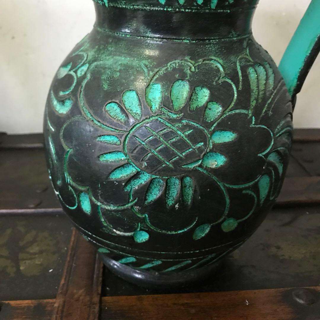 美品　陶器　花瓶　ヴィンテージ　鮮やかなグリーンと花の彫りがインパクトある