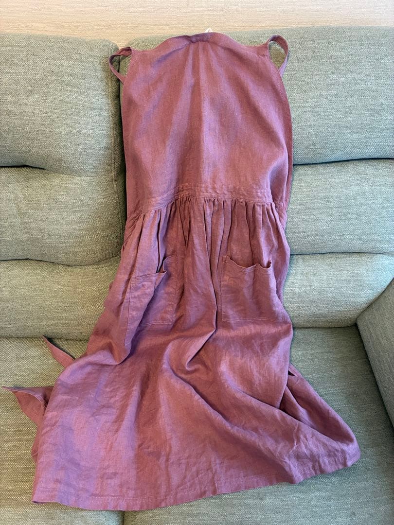 リネンのエプロンワンピース KURASHI&Trips PUBLISHING